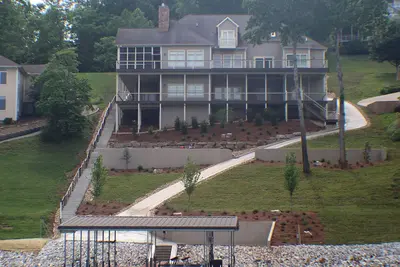 Image de Radiant Shores-Norris Lake Huge 8000 sq ft Rental Home at Shanghai Marina