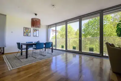 Image de Fresh, clean, clutter free apt with fast Wifi and free parking in the building