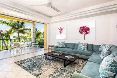 Image de 2 Bdrm Pool & Marina View at The Yacht Club  E12