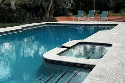 Image de Serene Getaway – Quiet Oasis with Pool & Rain Showers