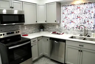 Image de Cozy 3-Bed Retreat with Games, Smart TVs & Fire Pit, 12 Mins to Downtown!