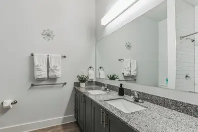 Image de Modern 2 Bd/2 bath apartment - 3 beds - parking, pool, gym, desk