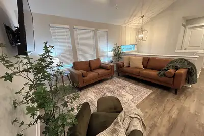 Image de Woodland Kc Retreat on Culdesac sleeps 10