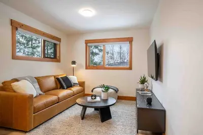 Image de Aspen Adventure House - Luxury Suite - 2 minutes from Revelstoke Mountain Resort