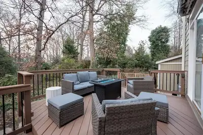 Stylish Corporate Retreat Near Dc with Finished Basement in Central Arlington