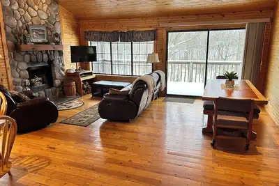 Image de Riverbend Retreat Middle Branch Cottage\nFireplace and hot tub with river view.