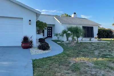 Image de Paradise  Home! ! with your own  private sanctuary. . 3-bedroom house!