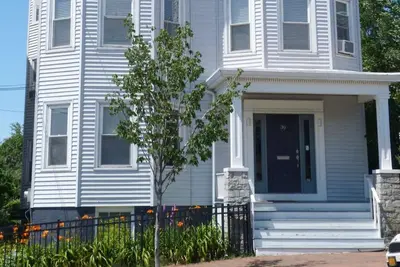 A Peaceful Oasis on Munjoy Hill: 1st flr 3br + parking