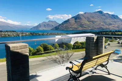 Image de Lakeside luxury 5 Bedroom Family Retreat