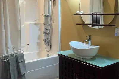 Image de Amazing modern  suite in park- farm setting.