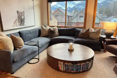 Image de Beautiful luxury home in downtown Canmore. 3 blocks  from Main Street.