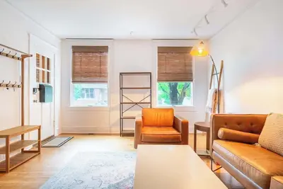 Image de Bright, clean spacious 2 Br apt off street parking