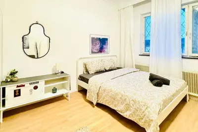 Image de Welcome to this charming room, situated on the first floor of a shared villa wi