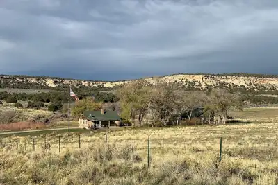 Image de Cozy 3-bedroom cabin in peaceful Glade Park with WiFi, Heating & Ac units