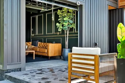 Image de Luxe 2-bedroom House, Firepit, Speakeasy, Ev Charger, 1911Beak&Skiff & orchards