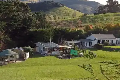 Image de Big Sky Retreat - beautiful house and glamping yurts overlooking Akaroa Harbour.