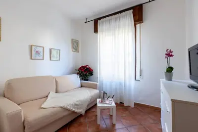 Image de Cozy 45 sqm apartment, ideal for 4 people, located on the ground floor of a building with No lift (3 steps). The apartment is located in an extremely convenient and functional position, 9 minutes on foot from Pisa-Galileo Galilei airport and 6 minutes by