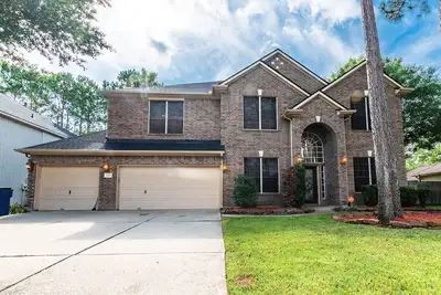 Welcome Insurance Stays! Charming 4-bedroom house with Heated Pool.