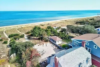 Image de Your own private beach with this charming 3-bedroom beachfront house!