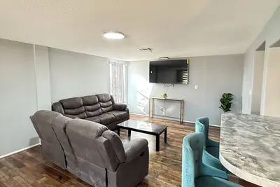 Image de Newly updated home on Spruce St