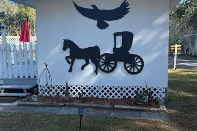 Image de WiFi, Ac, hot tub, pool, gym, horses welcome!