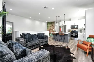 Image de Lush. Laid-back. Located near everything.