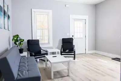 Image de Comfy Escape Walkable to Downtown Square\n