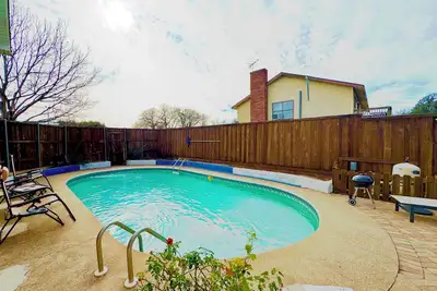Loft w/ Big Pool, Huge Backyard, Fire Pit, PingPong, Pool Table,