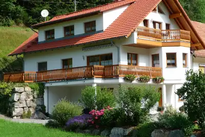 Image de Appartement \"Sum\" avec vue sur les montagnes, jardin partagé et Wi-Fi