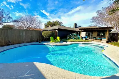 Image de Modern Resort Style with Heated Pool and Hot Tub