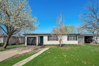 Image de Walk To At&T Stadium & Globe Life! 3br Home with Hot Tub & Backyard Oasis