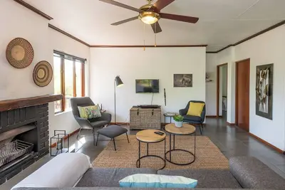 Image de Beautifully renovated three bedroom/two bathroom chalet in secure Resort