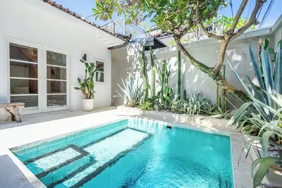 Image de Sun Filled Beach House in Central Berawa-Canggu