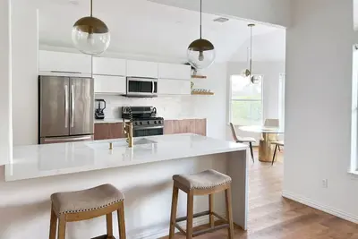 Charming & Bright Retreat - Luxe Pool - Golf Views!
