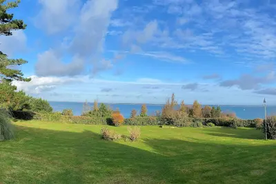 Image de Maison en bord de mer avec jardin arboré à Groix