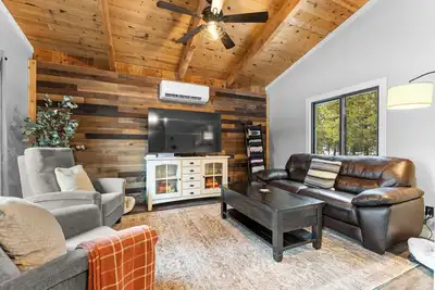 Image de Blue Haven - Wooded, pet friendly home w/ trailer parking, Ac, and deck