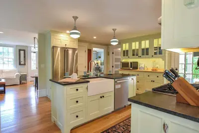 Image de Walk to Town, Fully Renovated!