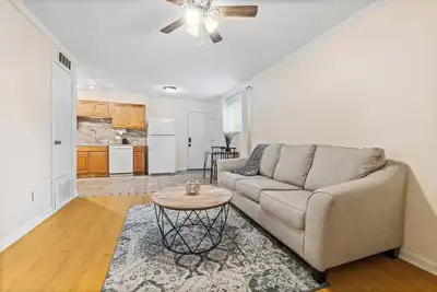 Image de Peaceful duplex in a wooded area, backs up to a tranquil creek near Mueller