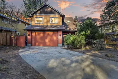 Image de New! Westside Home ~ Hot Tub ~ Dog Friendly ~ Location, Location, Location!