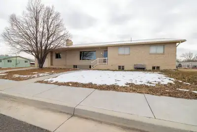 Image de Spacious 4-bedroom 2 King beds, fast WiFi, fire pit. 2 kitchens, and games.