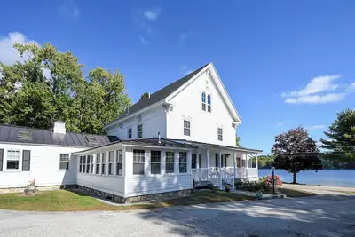 Image de ** New For 2025 ** Exquisite Art-Filled Retreat on Pleasant Lake