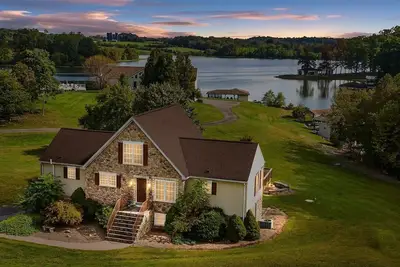 Image de 4-bedroom 3-bath Lakefront home with private dock. Can sleep up to 14 people.