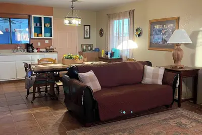 Image de 2-bedroom ranchhouse with carport, fenced  1 acre yard, kitchen, mountain views