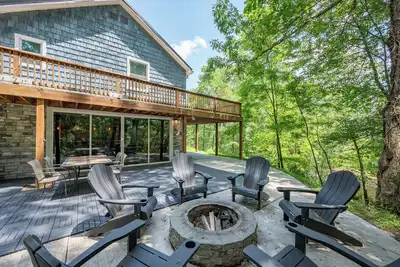 Image de Deep Creek Escape: w/ Theater, Fire Pit & Dock