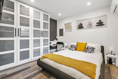 Image de 10 Min to Airport | Modern | Workspace | Unit D