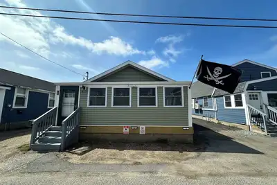 Image de Premier, modern, fully renovated, Beach home. . . stroll to the beach in 3 minutes!