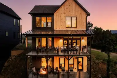 Image de 5 Br|5 Ba| Sleeps13|Game Room| Rooftop w Hot Tub | Movie Room| Free Tkts