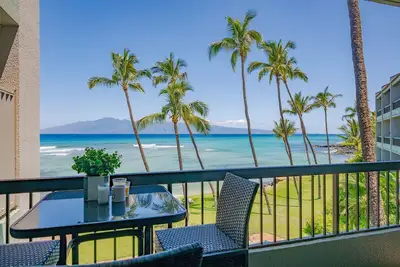 Image de Elegant 1 Bedroom Oceanfront - Hale Mahina B304