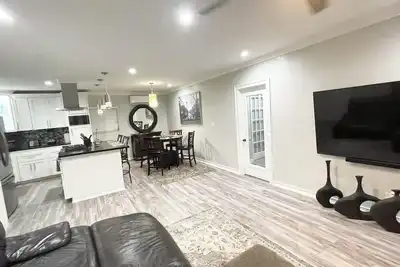 Image de The perfect walk to beaches restaurants, in downtown and Us embassy in minutes.