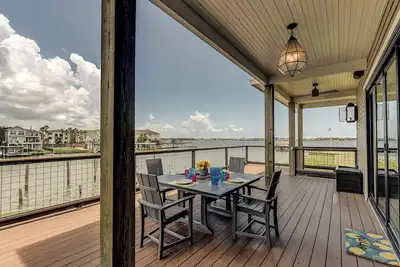 Image de Luxurious 5-bedroom house in beautiful Kemah overlooking the lake with a pool!